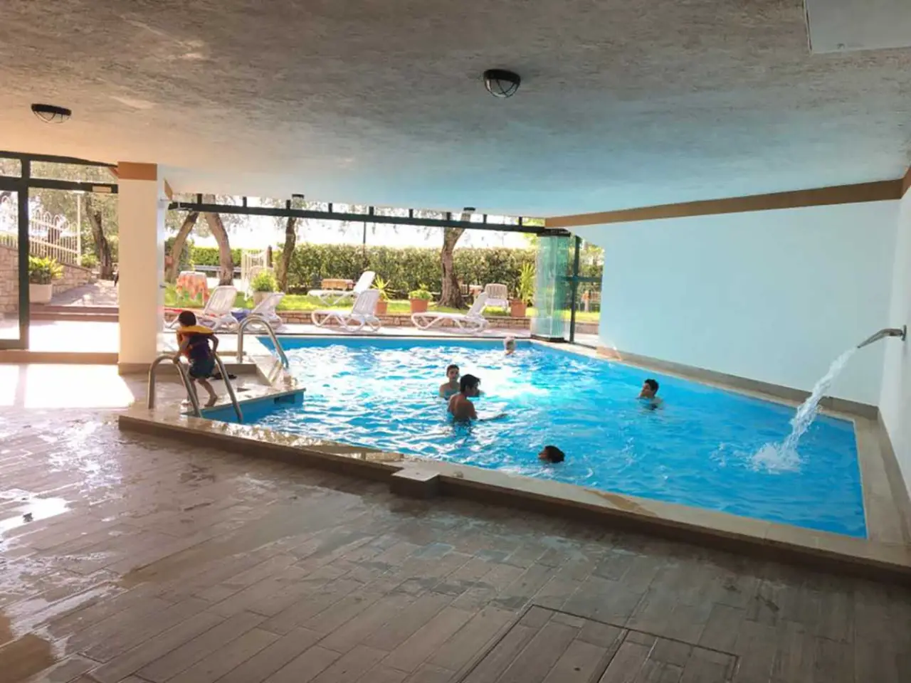 Piscina coperta e riscaldata dell'Hotel Rabay a Brenzone sul Garda, ideale per il relax in ogni stagione.