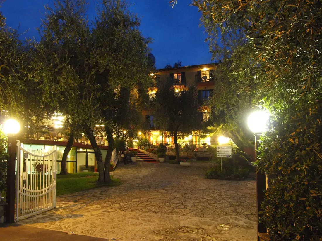 Ingresso dell'Hotel Rabay a Brenzone immerso nel giardino di olivi secolari del Lago di Garda.