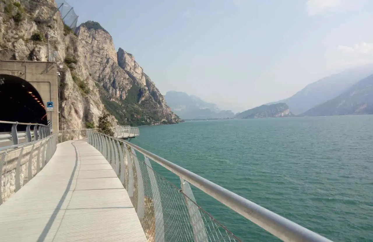 Ciclabile a sbalzo di Limone sul Garda, la pista ciclabile sospesa sul lago ideale per escursioni panoramiche.